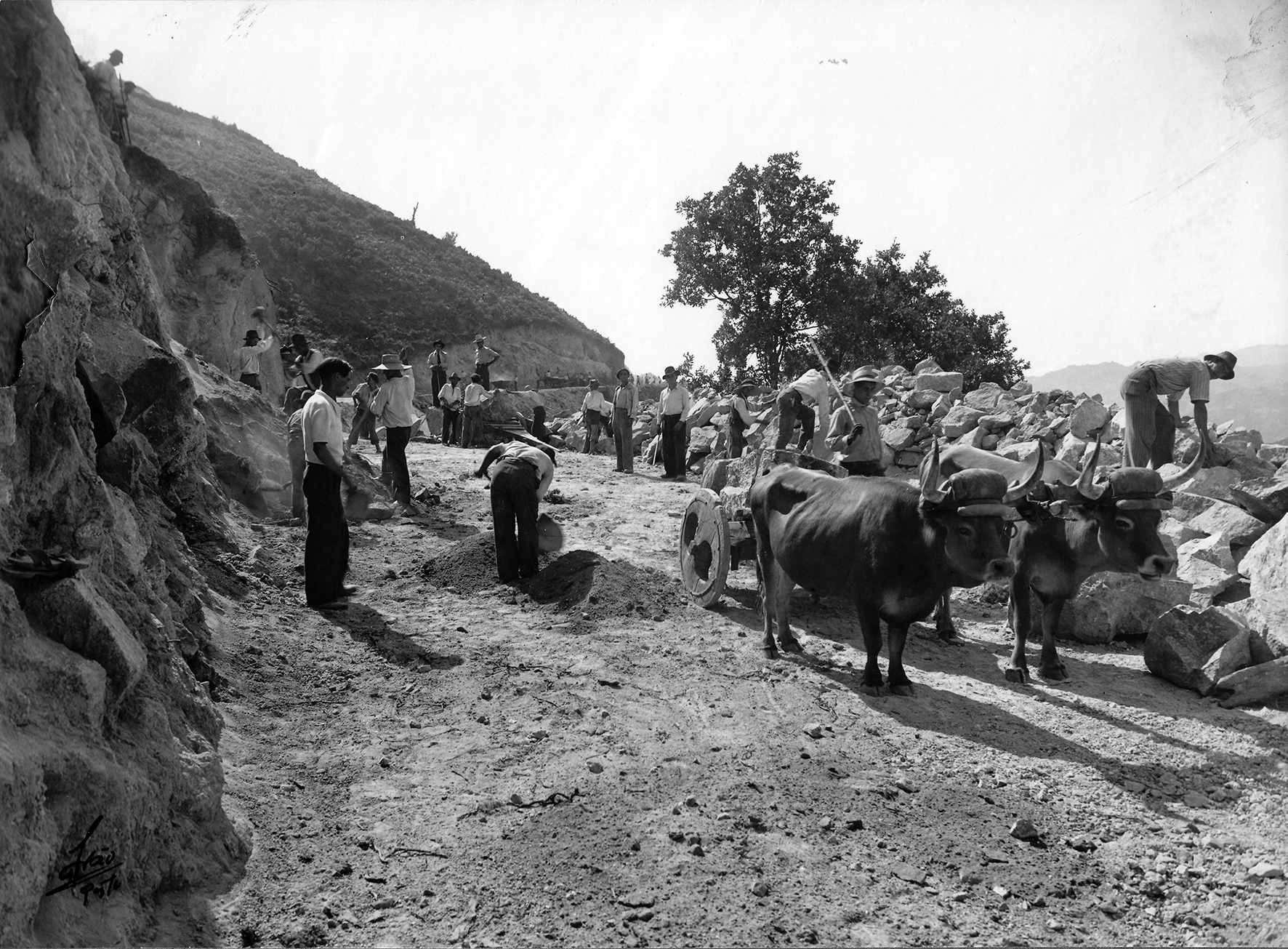 Casa Alvão (photographer), Workers opening the first roads to access the Venda Nova Dam, 1946. Source: ATEDP (Arquivo Técnico EDP, Porto).