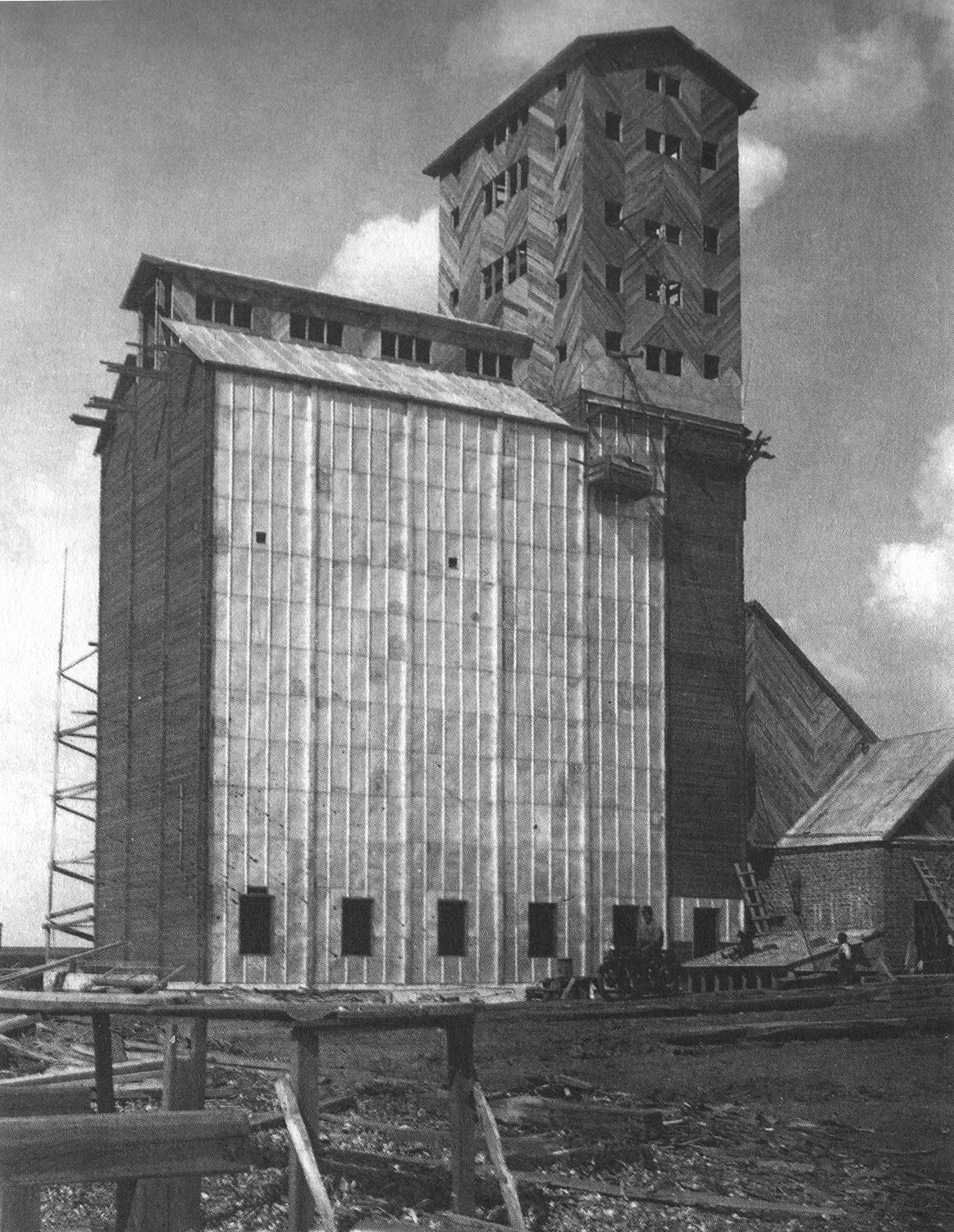 Agrarian constructivism: grain storage silos in the Educational-Experimental State Grain Farm no. 2, today’s Zernograd), 1929–30. Courtesy of MBUK ZR – Zernograd Museum of History and Local History.
