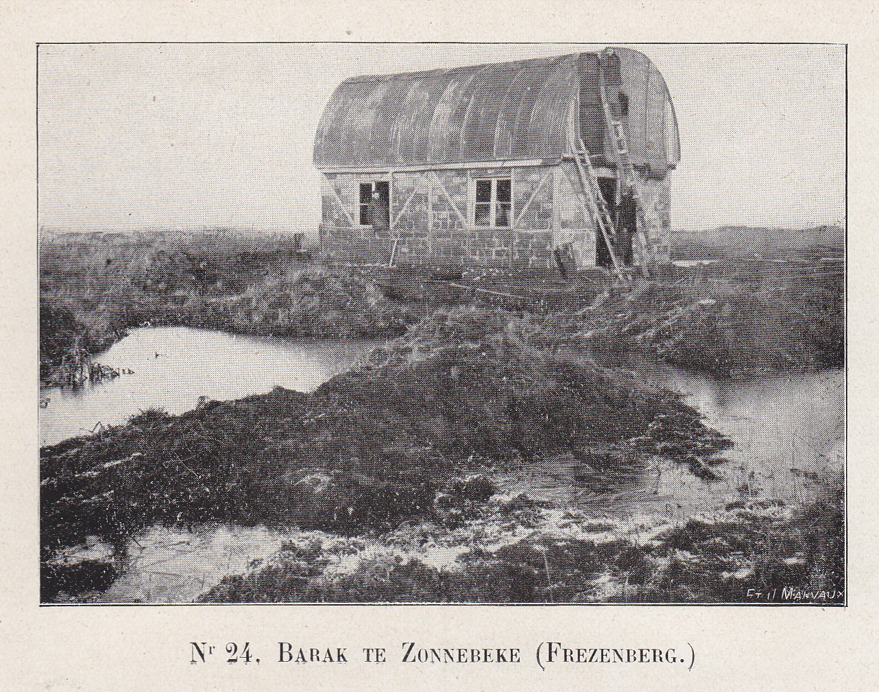 Une cabane Nissen fait office de toiture à Zonnebeke. Photo : Etablissements Jean Malvaux S.A. Source : Gilot (1921 : fig. 24).