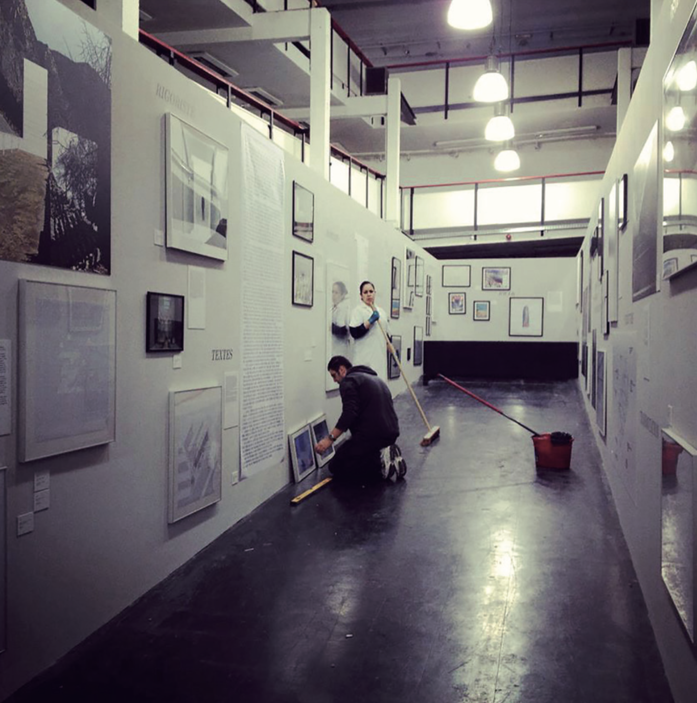 Last adjustments in the La Cambre museum for the exhibition (Re)nouveaux plaisirs d’architecture: Dithyrambes, © Photo: Faculté d’architecture La Cambre Horta, ULB, 2013.